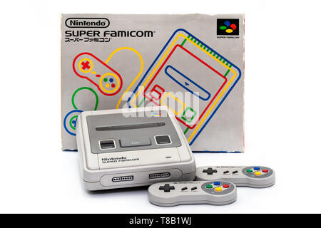 Fukuoka, Japan - Mai 1, 2019: Der berühmte 1990er 16-bit Nintendo Entertainment System Super Famicom auf weißem Hintergrund mit der Originalverpackung isoliert Stockfoto