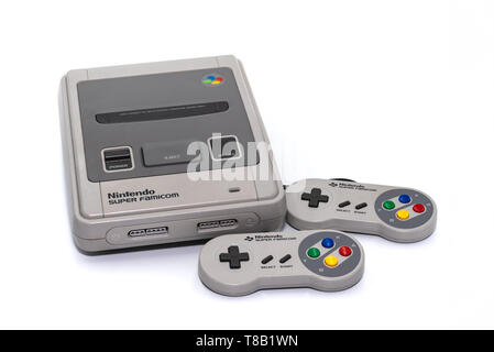 Fukuoka, Japan - Mai 1, 2019: Der berühmte 1990er 16-bit Nintendo Entertainment System Super Famicom auf weißem Hintergrund Stockfoto