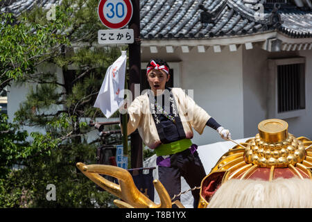 Volks, Japan - 5. Mai 2019: ein Mann, der traditionelle Kleidung auf einem massiven Float bei neuen imperialen Ära sind Iwa' Feier Parade Stockfoto