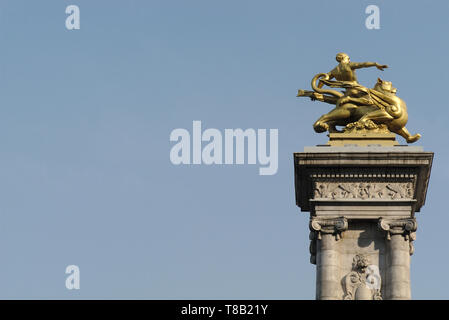 Statue auf der Säule neben einer Brücke an der Stadt Tianjin, China Stockfoto