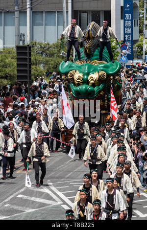 Volks, Japan - 5. Mai, 2019: Die Menschen in traditionellen Kostümen drawning massive Schwimmen durch die Straße während der neuen imperialen Ära sind Iwa' Feier pa Stockfoto