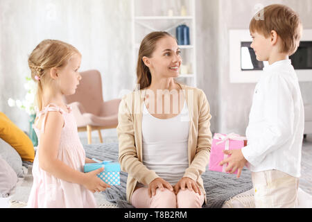 Mutter Geschenke von ihrem süßen kleinen Kinder zu Hause Stockfoto