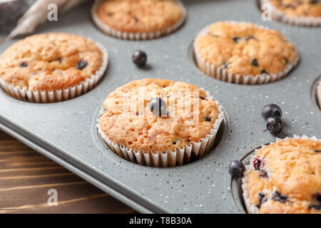 Leckere blueberry muffins in Backform, Nahaufnahme Stockfoto