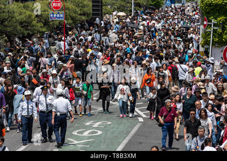 Volks, Japan - 5. Mai 2019: Masse von Menschen zu Fuß durch die Straße nach der Parade neue imperiale Ära zu feiern sind Iwa' Stockfoto