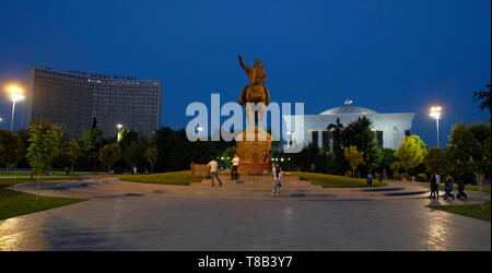 Der monumentale Platz mit der Reiterstatue des Herrschers Amir Timur aus den 1300er Jahren steht im Zentrum der Hauptstadt Taschkent in Usbekistan Stockfoto