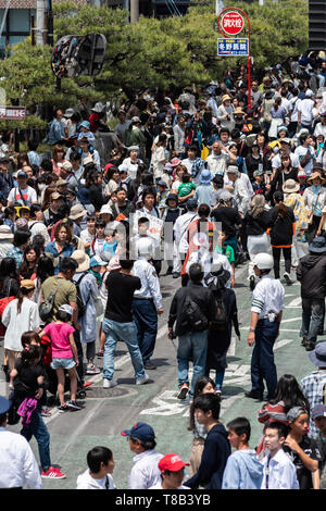 Volks, Japan - 5. Mai 2019: Masse von Menschen zu Fuß durch die Straße nach der Parade neue imperiale Ära zu feiern sind Iwa' Stockfoto