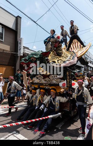 Volks, Japan - 5. Mai, 2019: Die Menschen in traditionellen Kostümen drawning massive Schwimmen durch die Straße während der neuen imperialen Ära sind Iwa' Feier pa Stockfoto