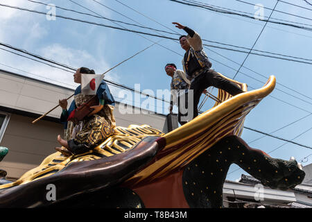 Volks, Japan - Mai 5, 2019: Zwei Männer tragen traditionelle Kleidung auf einem massiven Float bei neuen imperialen Ära sind Iwa' Feier Parade Stockfoto