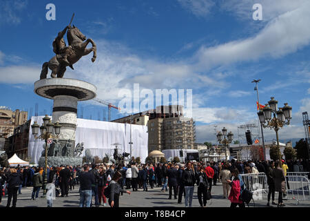 Die Gläubigen versammeln sich auf dem Hauptplatz der Stadt in Skopje, die Hauptstadt des Landes Mazedonien Messe mit Papst Franziskus zu besuchen Stockfoto