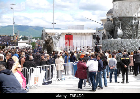 Die Gläubigen versammeln sich auf dem Hauptplatz der Stadt in Skopje, die Hauptstadt des Landes Mazedonien Messe mit Papst Franziskus zu besuchen Stockfoto