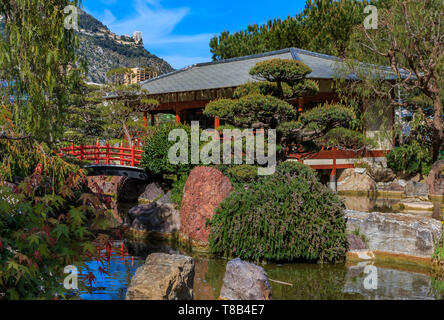 Rote Pagode und eine Koi-teich in der ruhigen japanischen Garten oder Jardin Japonais in Monaco, Monte Carlo Stockfoto