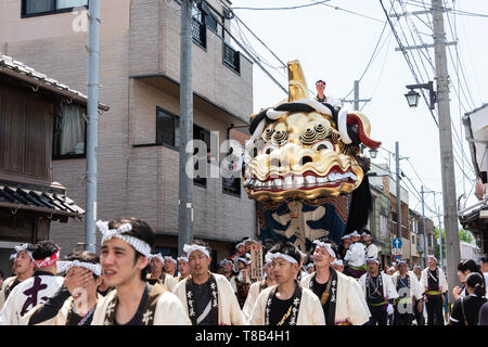 Volks, Japan - 5. Mai, 2019: Die Menschen in traditionellen Kostümen drawning massive Schwimmen durch die Straße während der neuen imperialen Ära sind Iwa' Feier pa Stockfoto