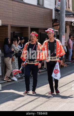 Volks, Japan - 5. Mai, 2019: Die Menschen in traditionellen Kostümen Parade durch die Straße drawning massive schwimmt neuen imperialen Ära zu feiern Iwa' Stockfoto