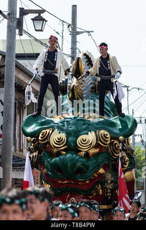 Volks, Japan - 5. Mai, 2019: Die Menschen in traditionellen Kostümen drawning massive Schwimmen durch die Straße während der neuen imperialen Ära sind Iwa' Feier pa Stockfoto