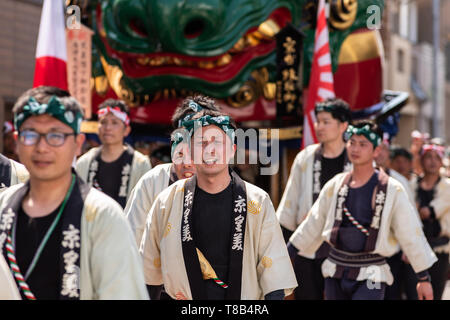 Volks, Japan - 5. Mai, 2019: Die Menschen in traditionellen Kostümen Parade durch die Straße drawning massive schwimmt neuen imperialen Ära zu feiern Iwa' Stockfoto