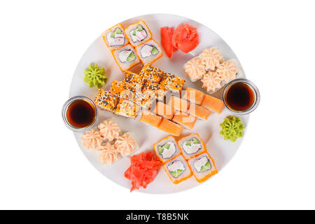 Eingestellt von Sushi für ein großes Unternehmen, Brötchen, Kalifornien, Philadelphia mit Lava Sauce, Ingwer, Wasabi, weiß isoliert Hintergrund, Ansicht von oben Stockfoto