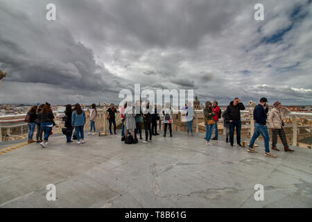 Sevilla, Spanien - April 06, 2019: Touristen, die die beeindruckende Aussicht von der Spitze des Raumes Metropol Parasol, (Las Setas de Sevilla), dass es provi Stockfoto