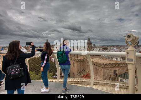 Sevilla, Spanien - April 06, 2019: Touristen, die die beeindruckende Aussicht von der Spitze des Raumes Metropol Parasol, (Las Setas de Sevilla), dass es provi Stockfoto