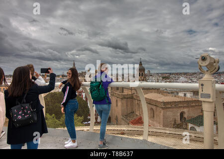 Sevilla, Spanien - April 06, 2019: Touristen, die die beeindruckende Aussicht von der Spitze des Raumes Metropol Parasol, (Las Setas de Sevilla), dass es provi Stockfoto