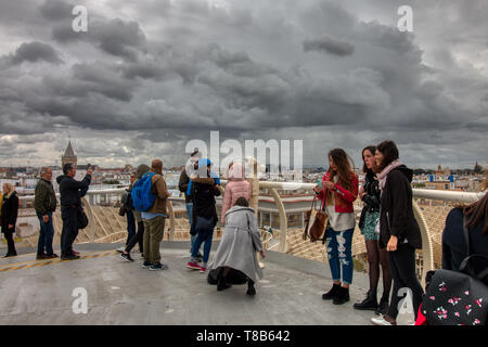 Sevilla, Spanien - April 06, 2019: Touristen, die die beeindruckende Aussicht von der Spitze des Raumes Metropol Parasol, (Las Setas de Sevilla), dass es provi Stockfoto