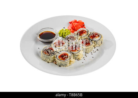 Sushi, Brötchen, Uramaki, Tempura mit Teriyaki-sauce, Sesam, rohe Meeresfrüchte, Sojasauce, Ingwer und Wasabi, weißen Hintergrund isoliert, Seitenansicht Stockfoto