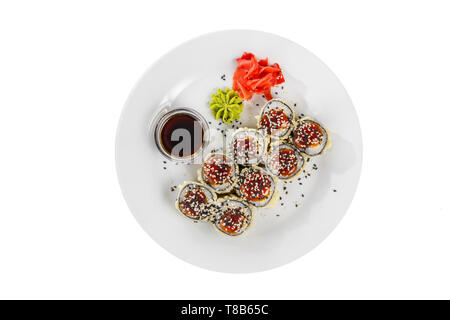 Sushi, Brötchen, Uramaki, Tempura mit Teriyaki-sauce, Sesam, Sojasauce, Ingwer und Wasabi, weiß isoliert Hintergrund, Ansicht von oben Stockfoto