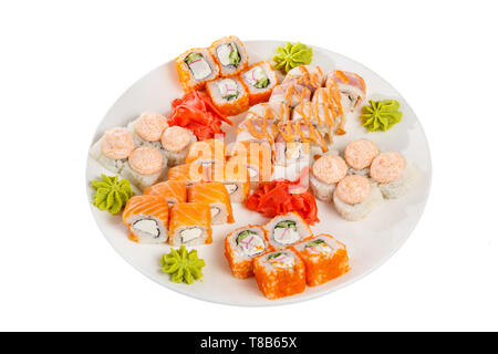 Eingestellt von Sushi für ein großes Unternehmen, Brötchen, Kalifornien, Philadelphia mit Lava Sauce, Ingwer, Wasabi, weiß isoliert Hintergrund, Ansicht von oben Stockfoto