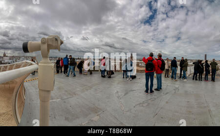 Sevilla, Spanien - April 06, 2019: Touristen die Betrachtung der escpecular Blick von der Oberseite der Raum Metropol Parasol gesehen werden kann, (Las Setas), s Stockfoto