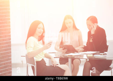 Die Mitarbeiter des Unternehmens über die Probleme am Arbeitsplatz. Foto mit kopieren. Stockfoto