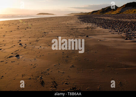 Sonnenuntergang über einem verlassenen Llangennith Strand, Halbinsel Gower, Gower, Wales. Stockfoto