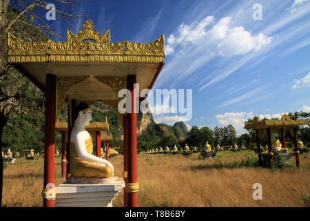 Lumbini Garden, Hpa ein, Myanmar: Blick auf ruhigen, abgeschiedenen Tal mit über 1000 sitzender Buddha Statuen in den Reihen kontrastierender mit blauem Himmel und driften Stockfoto