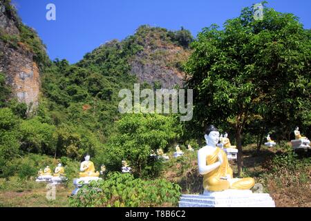 Lumbini Garden, Hpa ein, Myanmar: Blick auf isolierte Park mit unzähligen sitzender Buddha Statuen in einer Reihe zwischen Bäumen gegen die Felswand und blauer Himmel Stockfoto