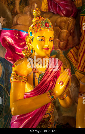 Nur ein Beispiel für die reich verzierten und farbenprächtigen buddhistischen Statuen in einer Ecke der Gangaramaya Tempel in Sri Janaratana Straße in der srilankischen Hauptstadt Stockfoto