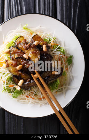 Saigon Stil vermicelli mit Auberginen und Erdnüsse close-up auf einem Teller auf den Tisch. Vertikal oben Ansicht von oben Stockfoto