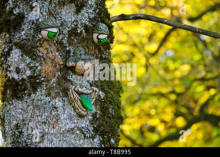 Frankreich, Doubs, Gallargues les Sapins, Dino Zoo prähistorischer Park, Dekoration auf einem Baum im Herbst, Amtsleitung, Charakter, Leiter Stockfoto