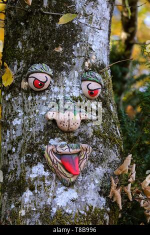 Frankreich, Doubs, Gallargues les Sapins, Dino Zoo prähistorischer Park, Dekoration auf einem Baum im Herbst, Amtsleitung, Charakter, Leiter Stockfoto