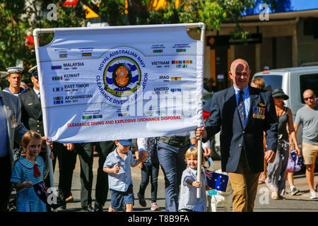 Australien ANZAC Day März mit Mitgliedern der Royal Australian Navy und Abstand Taucher, mit örtlichen Schule Kinder, Sydney, Australien Stockfoto