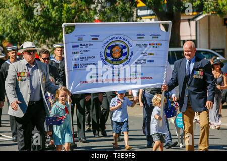 Australien ANZAC Day März mit Mitgliedern der Royal Australian Navy und Abstand Taucher, mit örtlichen Schule Kinder, Sydney, Australien Stockfoto