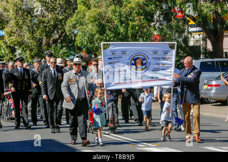 Australien ANZAC Day Parade march mit Mitgliedern der Royal Australian Navy und Clearance Tauchern , mit lokalen Schulkindern, Sydney, NSW Australien Stockfoto