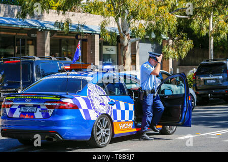 Australischer Polizist im Polizeiwagen der Highway Patrol bei einem ANZAC Day märz in Sydney, NSW, Australien Stockfoto