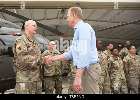 Usa handeln Verteidigungsminister Patrick M. Shanahan und amtierende Sekretär der Homeland Security Kevin McAleenan Treffen mit nationalen Schutz Soldaten aus Rio Grande Valley Task Force Aviation bei einem Besuch in den USA südliche Grenze, McAllen, Texas, 11. Mai 2019. (DoD Foto von U.S. Army Sgt. Amber I. Smith) Stockfoto