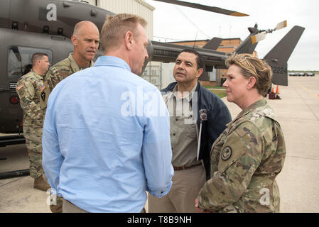 Usa handeln Verteidigungsminister Patrick M. Shanahan spricht mit Adjutant General von Texas National Guard, der Armee Generalmajor Tracy R. Norris und Rep. Henry Cuellar (D-TX 28 Bezirk), vor der Abreise McAllen, Texas, 11. Mai 2019. (DoD Foto von U.S. Army Sgt. Amber I. Smith) Stockfoto