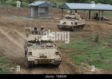 M3 Bradley Kampffahrzeuge zu Alpha Company, 1.Bataillon, 16 Infanterie Regiment, 1st Armored Brigade Combat Team, 1.Infanterie Division gegründet aus Fort Riley, Kansas Verhalten live Fire Training bei Novo Selo, Bulgarien montiert, 8. Mai 2019. Das Bügeleisen Förster sind Training in der Vorbereitung auf ihre Missionen mit Verbündeten und Partner Nationen als Teil der Atlantischen lösen. (U.S. Armee Foto: Staff Sgt. Wahre Thao) Stockfoto