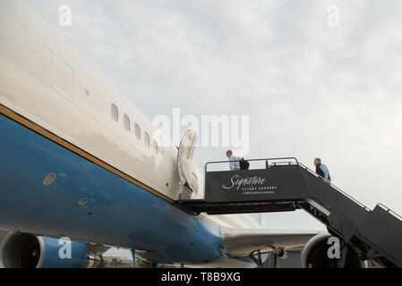 Usa handeln Verteidigungsminister Patrick M. Shanahan weicht Dulles Internationalen Flughafen Dulles, Va., auf einem Flug in die USA südliche Grenze, 11. Mai 2019. (DoD Foto von U.S. Army Sgt. Amber I. Smith) Stockfoto