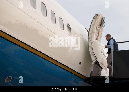 Usa handeln Verteidigungsminister Patrick M. Shanahan weicht Dulles Internationalen Flughafen Dulles, Va., auf einem Flug in die USA südliche Grenze, 11. Mai 2019. (DoD Foto von U.S. Army Sgt. Amber I. Smith) Stockfoto