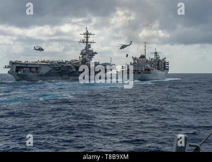 190508-N-SS 350-0140 MITTELMEER (8. Mai 2019) Der Nimitz-Klasse Flugzeugträger USS Abraham Lincoln (CVN 72) führt eine Auffüllung-auf-See mit dem schnellen Combat support ship USNS Arktis (T-AOE9), während die MH-60S Sea Hawk Hubschrauber zum "Nightdippers" der Hubschrauber Maritime Strike Squadron (HSM) 5, Transfer speichert zwischen den Schiffen zugewiesen. Abraham Lincoln ist unterwegs als Teil der Abraham Lincoln Carrier Strike Group (ABECSG) Einsatz zur Unterstützung der Zusammenarbeit im Bereich der Sicherheit im Seeverkehr Bemühungen in den USA 5., 6. und 7. Der US-amerikanische Flotte Arbeitsgebiete. Mit Abraham Lincoln als fla Stockfoto