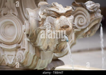 Nahaufnahme des alten königlichen Brunnen mit wasserspeienden Löwen Wasser in das Erbe "Fabrica de Tabacos" - alte königliche Tabakfabrik in Sevilla, jetzt Stockfoto