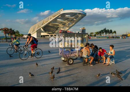 Brasilien, Südosten, Rio de Janeiro, Stadt, Welterbe der UNESCO, Stadtzentrum (Centro), maua Platz vor dem Museum von Morgen (Museo do Amanha), entworfen vom Architekten Santiago Calatrava, Fahrradverleih, Verkäufer Stockfoto