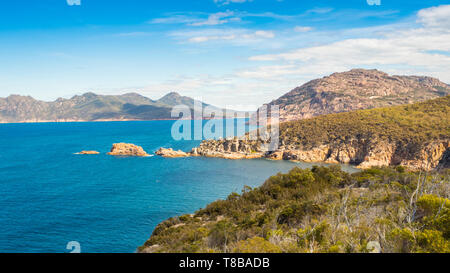 Die Küste von Cape Tourville gesehen Spaziergang im Freycinet National Park in Tasmanien, Australien. Stockfoto