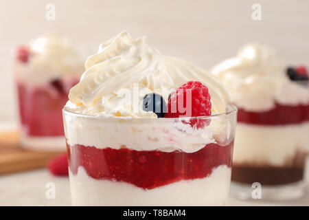 Köstliche Dessert mit Beeren in Glas, Nahaufnahme Stockfoto